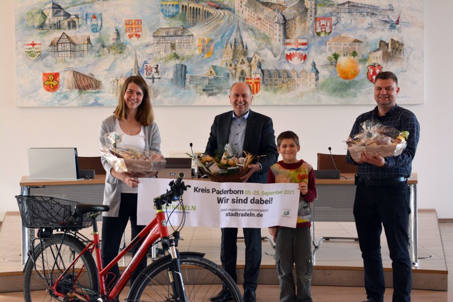 Die drei Gewinner loste der Kreis aus 5.162 Teilnehmenden beim Stadtradeln aus. Foto: Kreis Paderborn, Presse- und Öffentlichkeitsarbeit, Meike Delang
